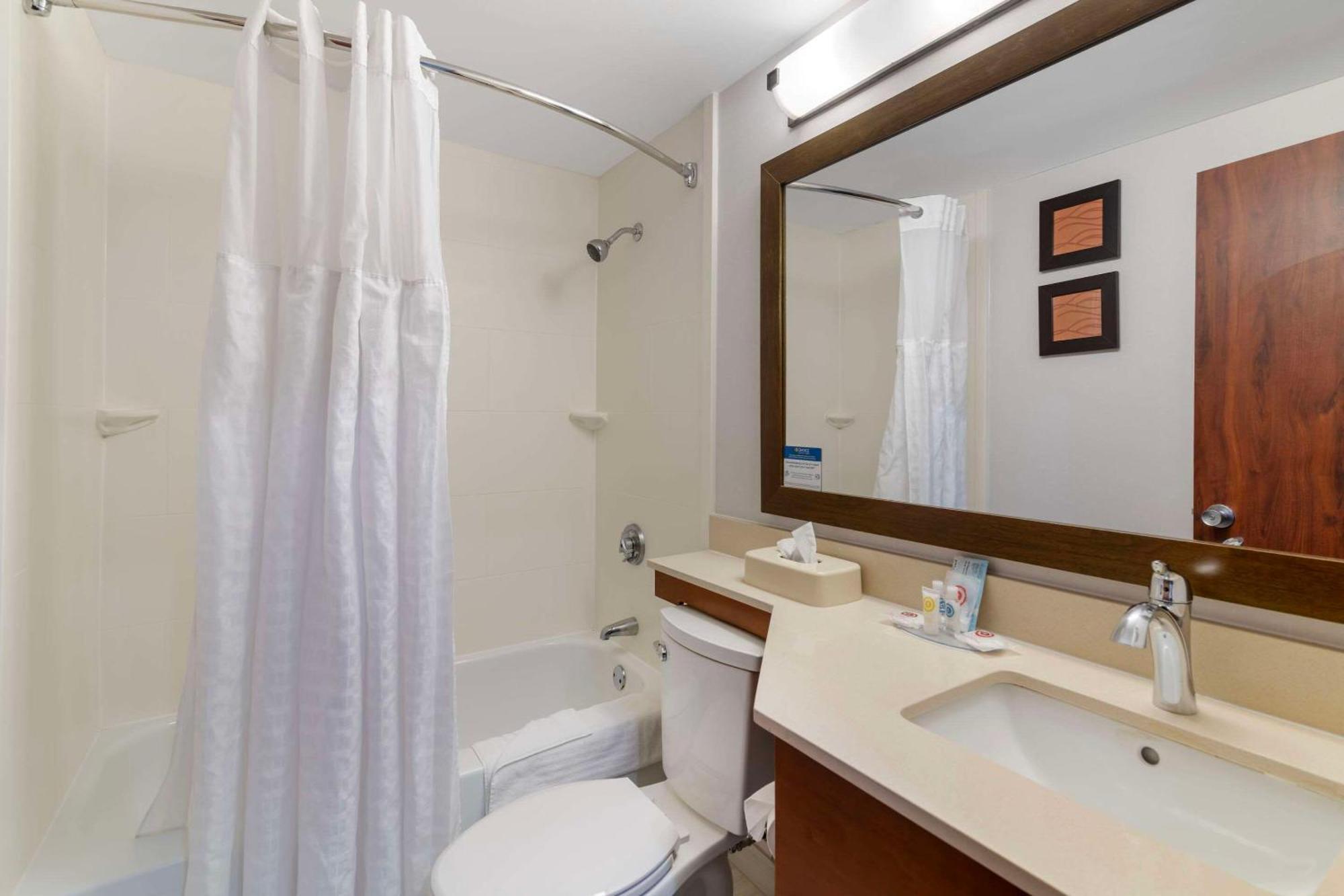 Comfort Inn Airport Манчестер Екстер'єр фото